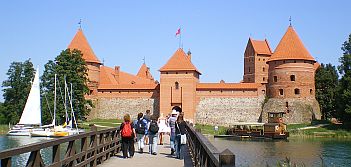 
The Castle-Trakai-Lithuania-The bridge-famous-tourists-all over the world-group-fun-out there   
טירת טרקאי המפורסמת בליטא 