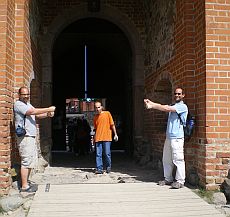 
The Castle-Trakai-Lithuania-The entrance-famous-tourists-all over the world-group-fun-out there   
טירת טרקאי המפורסמת בליטא 