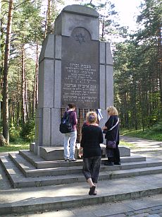 
The Wood-Ponar-outside the capital Vilnius-Lithuania-entire Jewish community-ceremony  
יער פונאר בוילנה ליטא  